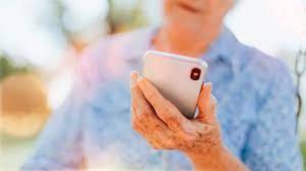 Sottraevano denaro con un sms: truffa ai danni degli anziani in attesa del vaccino