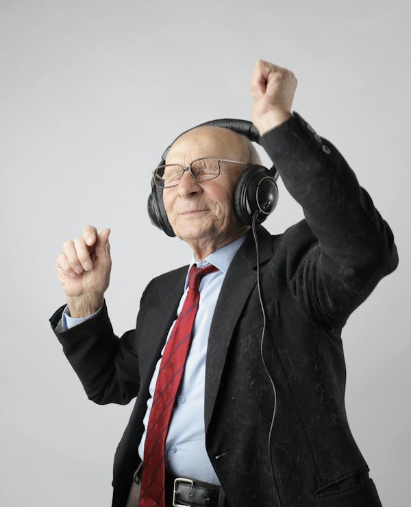 Come combattere la solitudine degli anziani: 7 consigli