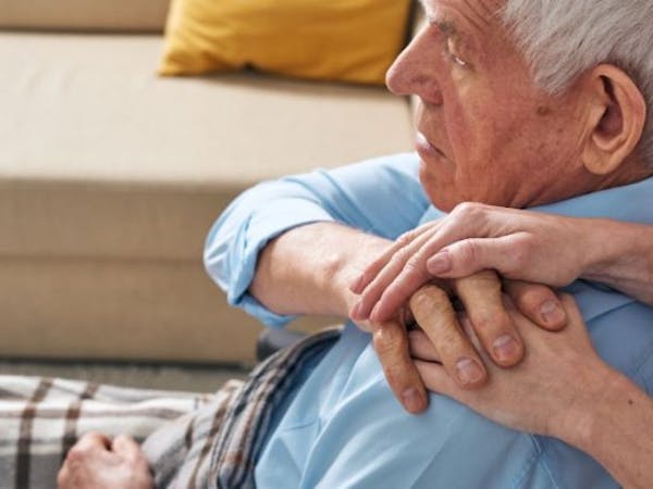 Caregiver dell’anziano: un sondaggio promosso da Fondazione Onda chi si prende cura degli anziani over 70