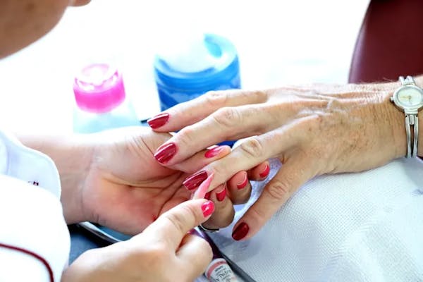 Benessere e Bellezza: studentesse offrono trattamenti estetici alle ospiti di una RSA di Ravenna