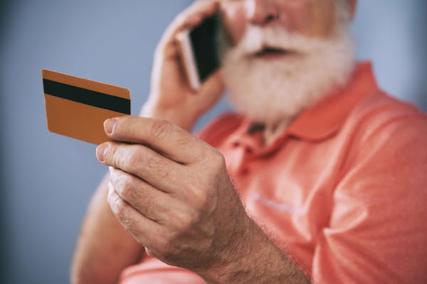 Come evitare truffe finanziarie nella terza età: consigli pratici per proteggere i propri risparmi