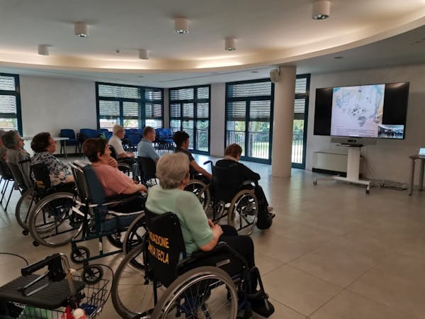 Fondazione Amplifon Onlus: un nuovo progetto per far viaggiare virtualmente gli anziani delle Rsa italiane