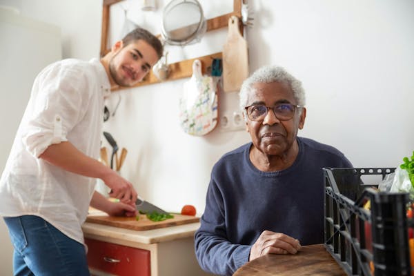 Assistenza persone anziane: chi è il caregiver, cosa fa e perché il suo è un duro lavoro