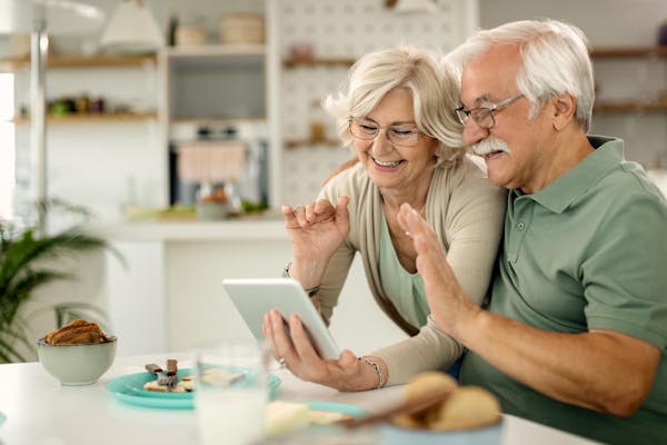 Social media per anziani: come usarli in modo sicuro e divertente