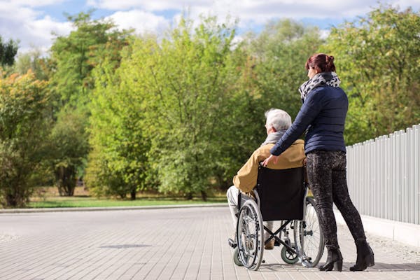 Anziani e disabili: necessaria una nuova riforma per sostenere le spese dell’assistenza sanitaria