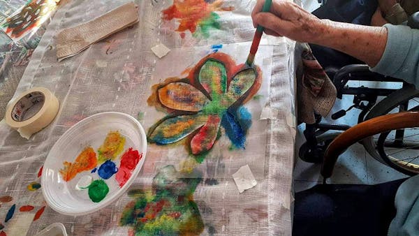 Arteterapia: l'importanza delle attività artistico-espressive per gli anziani delle Rsa