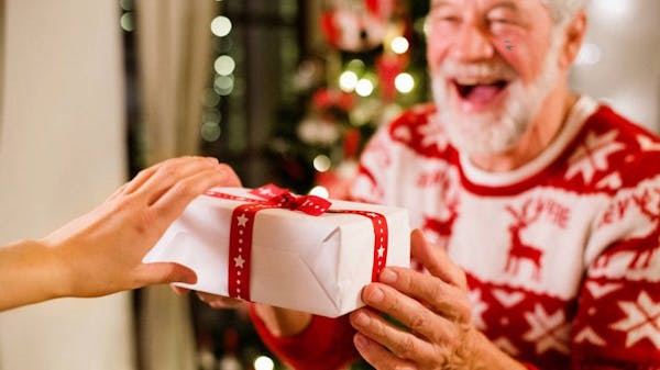 Un Natale Magico: i nipoti di Babbo Natale e i desideri degli anziani