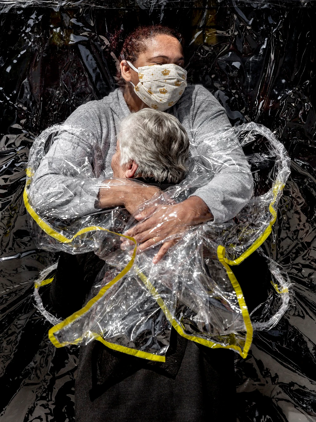World Press Photo of the Year: la foto vincente di questa edizione è un abbraccio in una Casa di Riposo