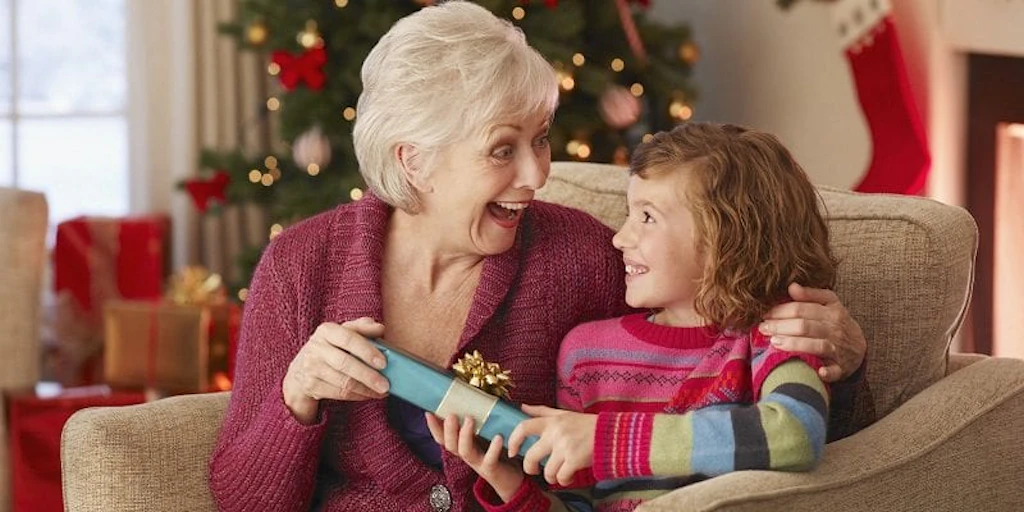 “AAA: Cercasi apprendisti di Babbo Natale”. I regali di Natale dei bimbi per gli anziani