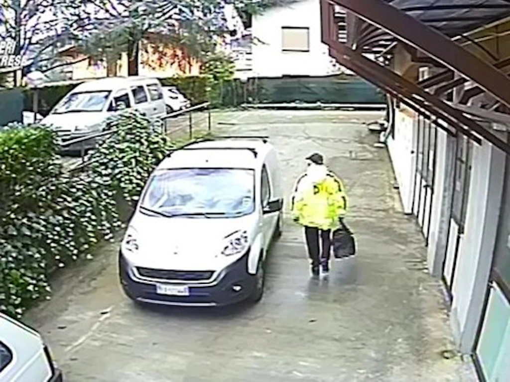 Rapinavano le case di riposo fingendosi corrieri: due arresti nel varesotto