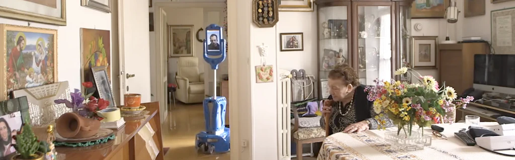 Un robot assiste gli anziani che vivono soli