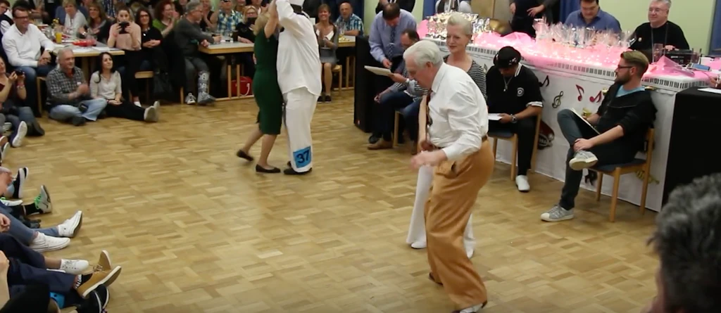 anziani che se la cavano con il boogie woogie