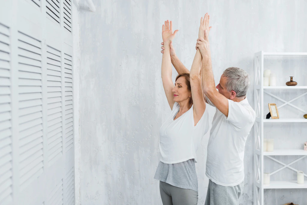 Esercizi di stretching per anziani da fare a casa: come mantenere la flessibilità in sicurezza