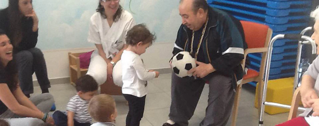 Bambini in visita alla casa di riposo: l'incontro alla RSA Il Porto di Torino