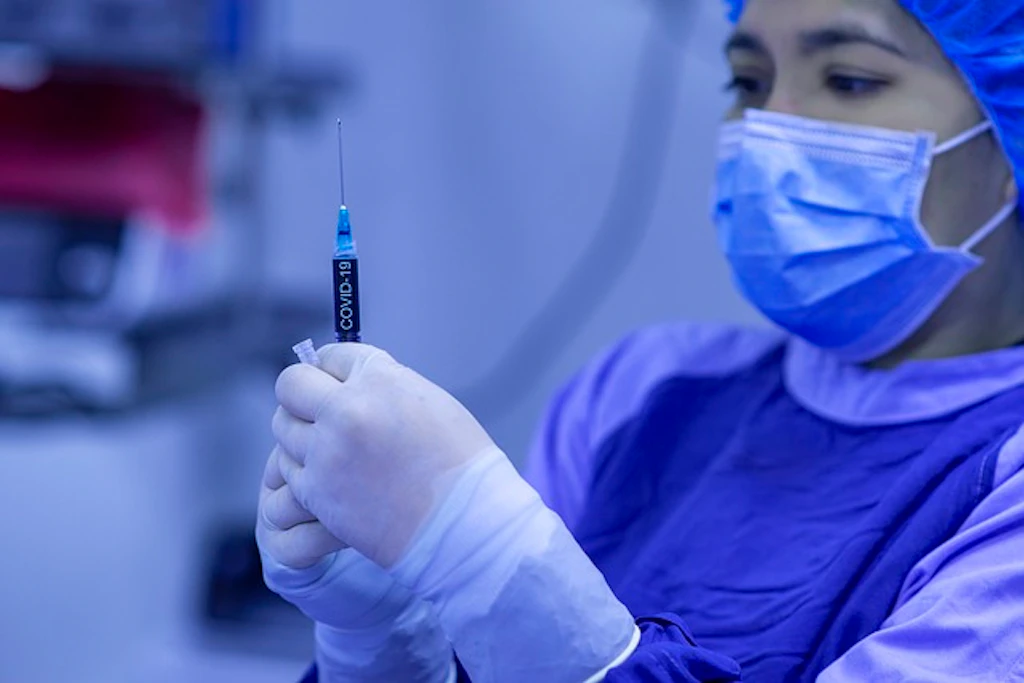 Covid: quarta dose di vaccino previene del 90% il rischio di morte negli anziani
