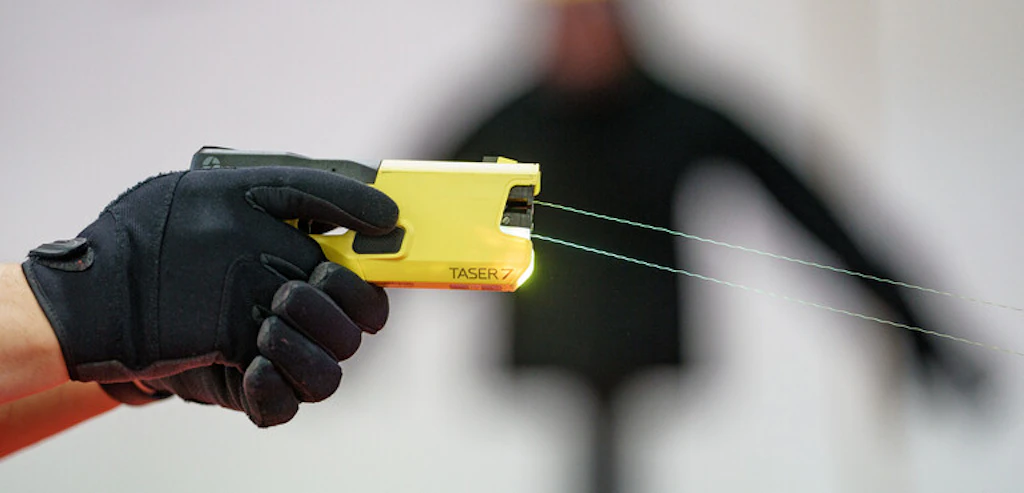 Violento intervento della polizia: donna di 95 anni colpita con il taser in una struttura per anziani
