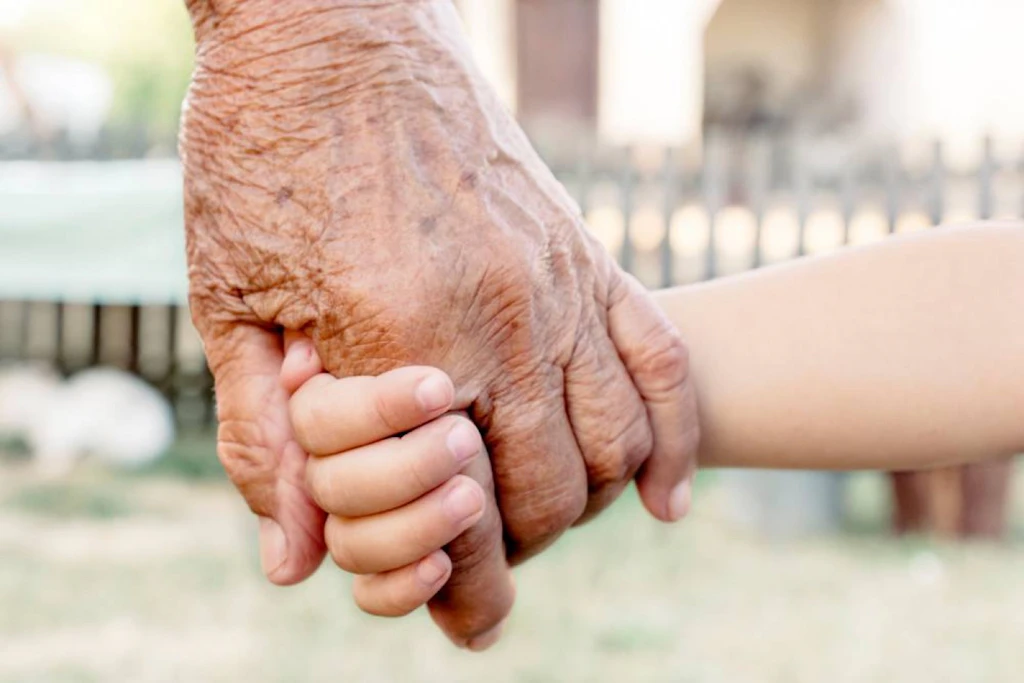 “Adolescenti caregiver”: l’Italia è tra i Paesi europei in cui i nipoti si prendono più cura dei nonni
