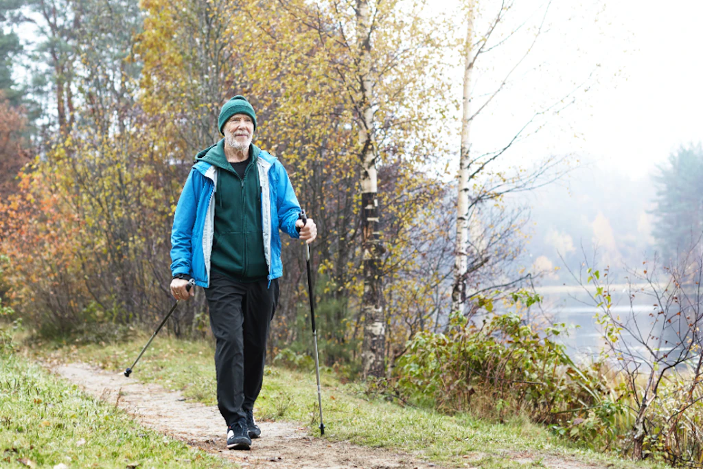 Benefici del nordic walking: scopri un’attività salutare e divertente