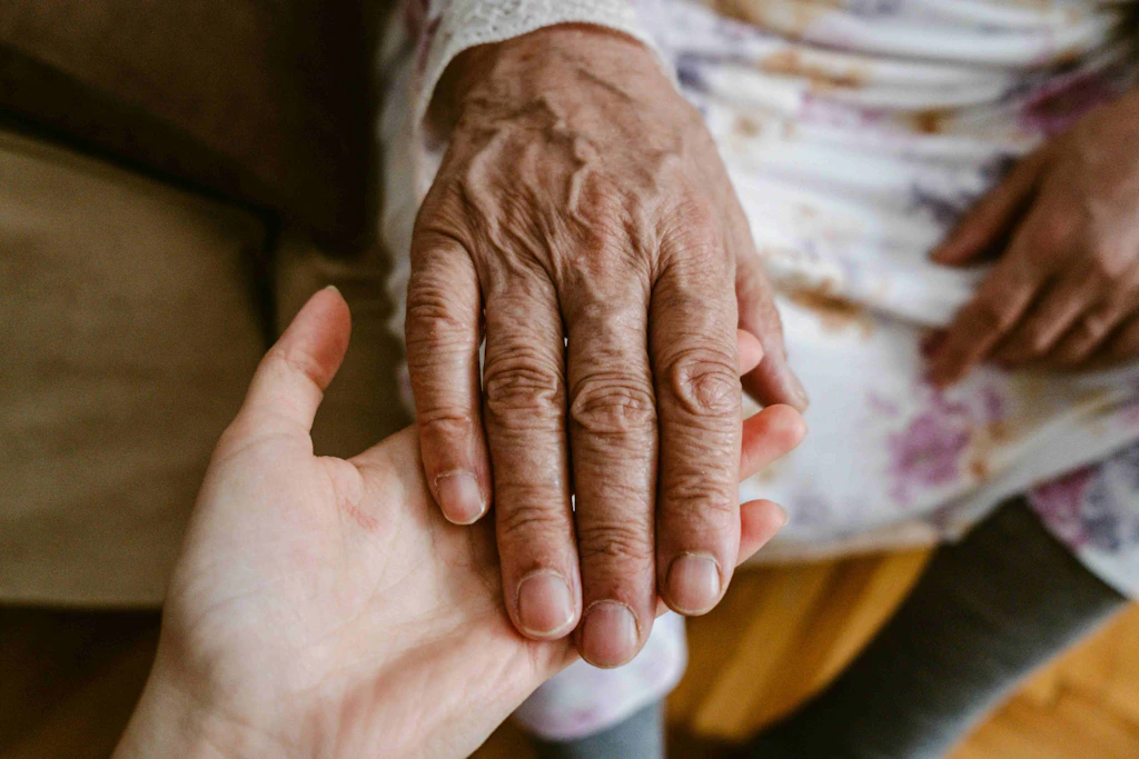 Artrite reumatoide anziani: sintomi, rimedi e fattori di rischio