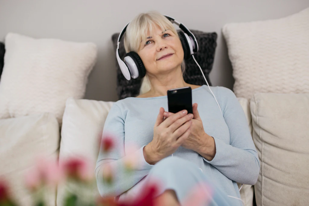 Podcast per anziani: tutto quello che c’è da sapere per iniziare ad ascoltarli